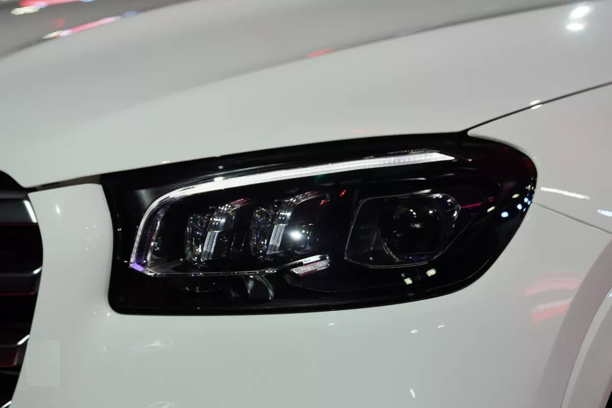 Thiết kế đèn chiếu sáng tinh tế trên Mercedes-Benz GLS 450 4MATIC.
