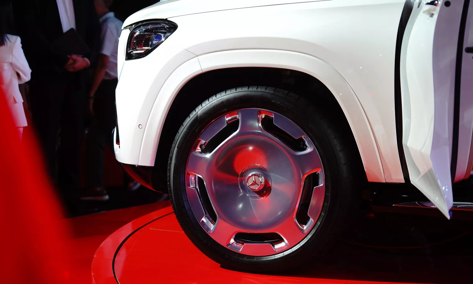 Bộ la-zăng đúc nguyên khối 23 inch, thiết kế 5 chấu Maybach đặc trưng.