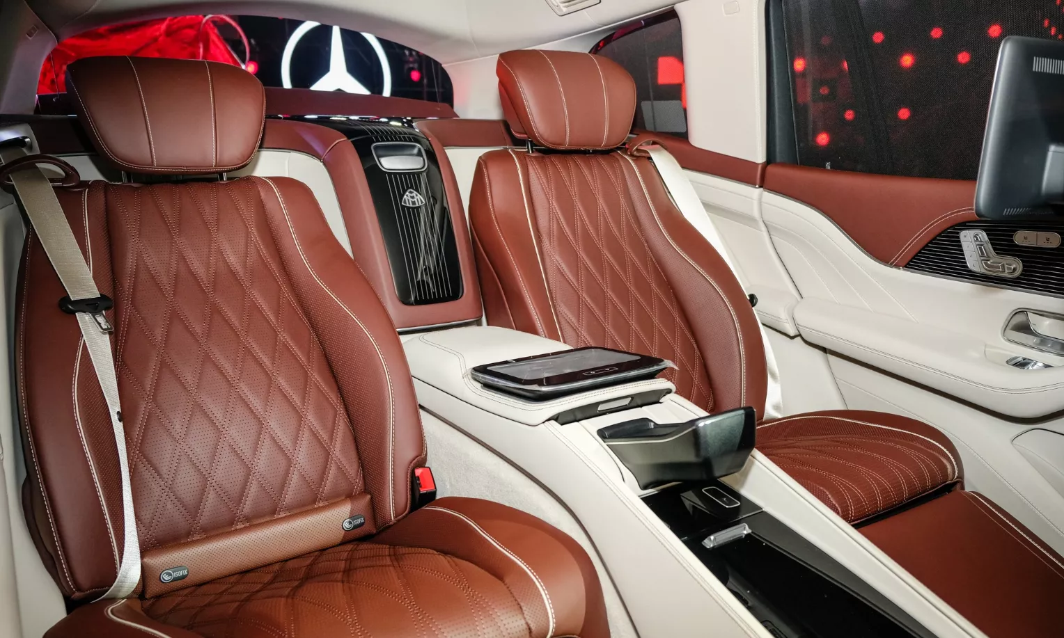 Hàng ghế thứ 2 trên Mercedes-Maybach GLS 600.