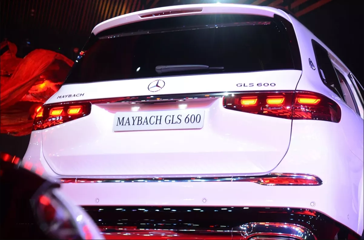 Cụm đèn hậu Mercedes-Maybach GLS 600 dạng 3 khối ngang.