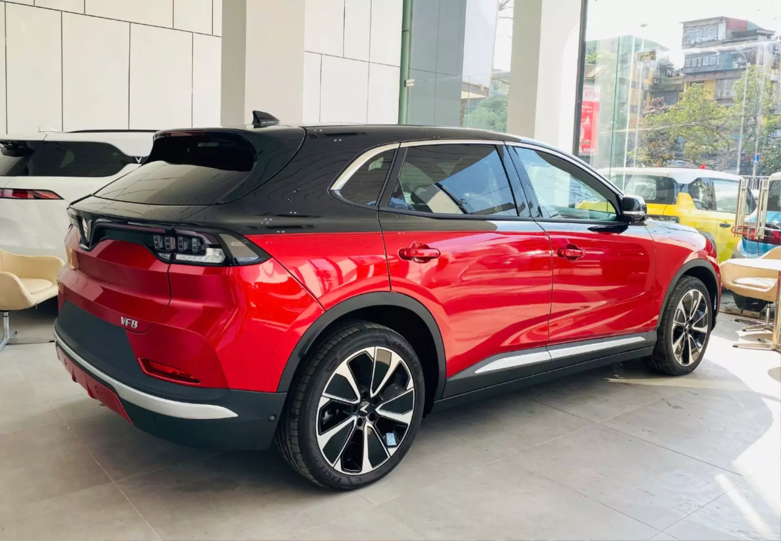 VinFast VF 8 Lux tích hợp nhiều tính năng an toàn.