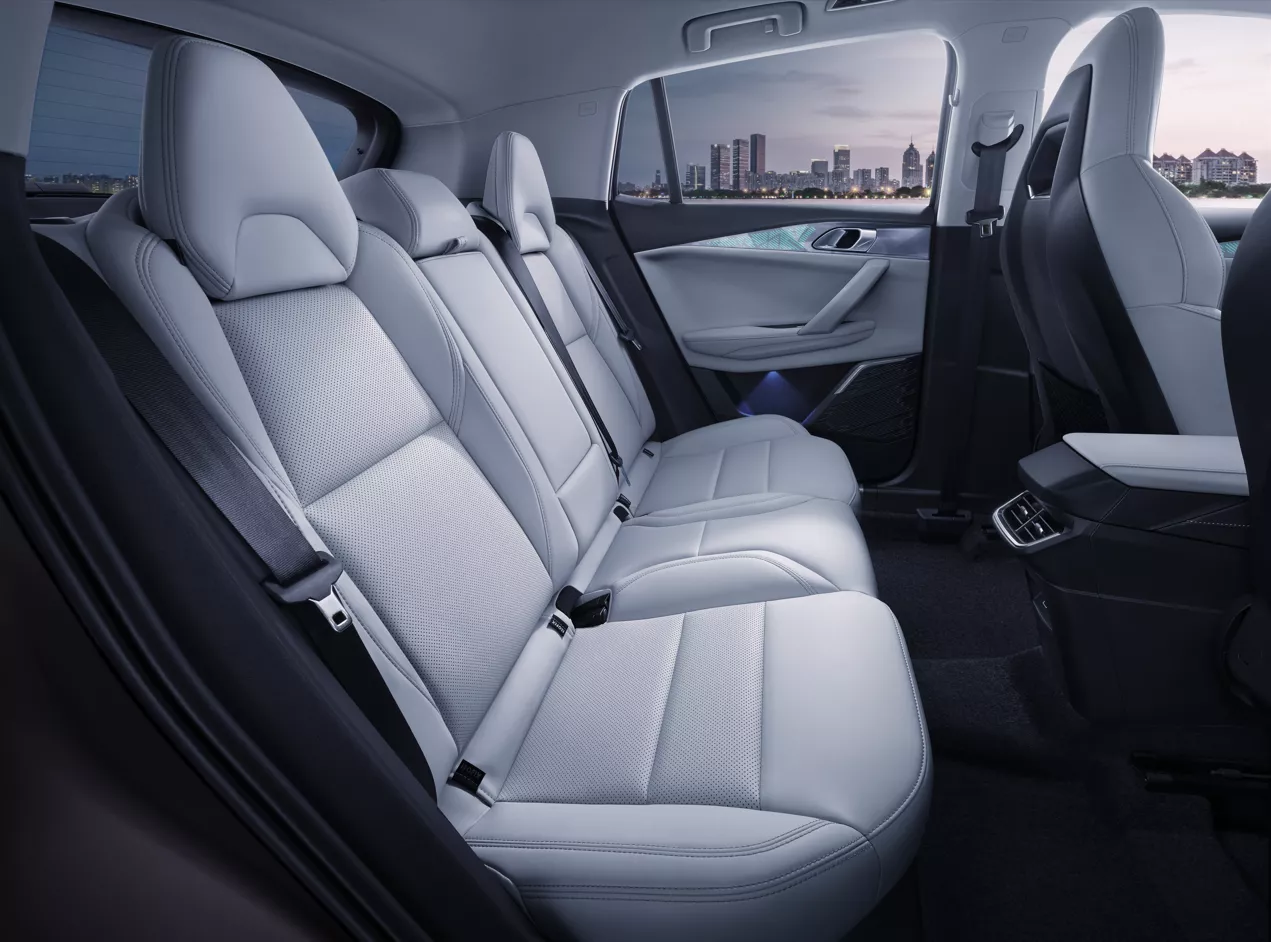 Hàng ghế thứ 2 của Lynk & Co 06 Core Plus.
