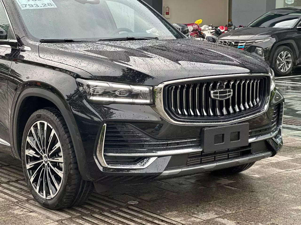 Động cơ xăng tăng áp 2.0L tạo ra 238 mã lực và 350 Nm mô-men xoắn, kết hợp công nghệ hybrid tiên tiến..