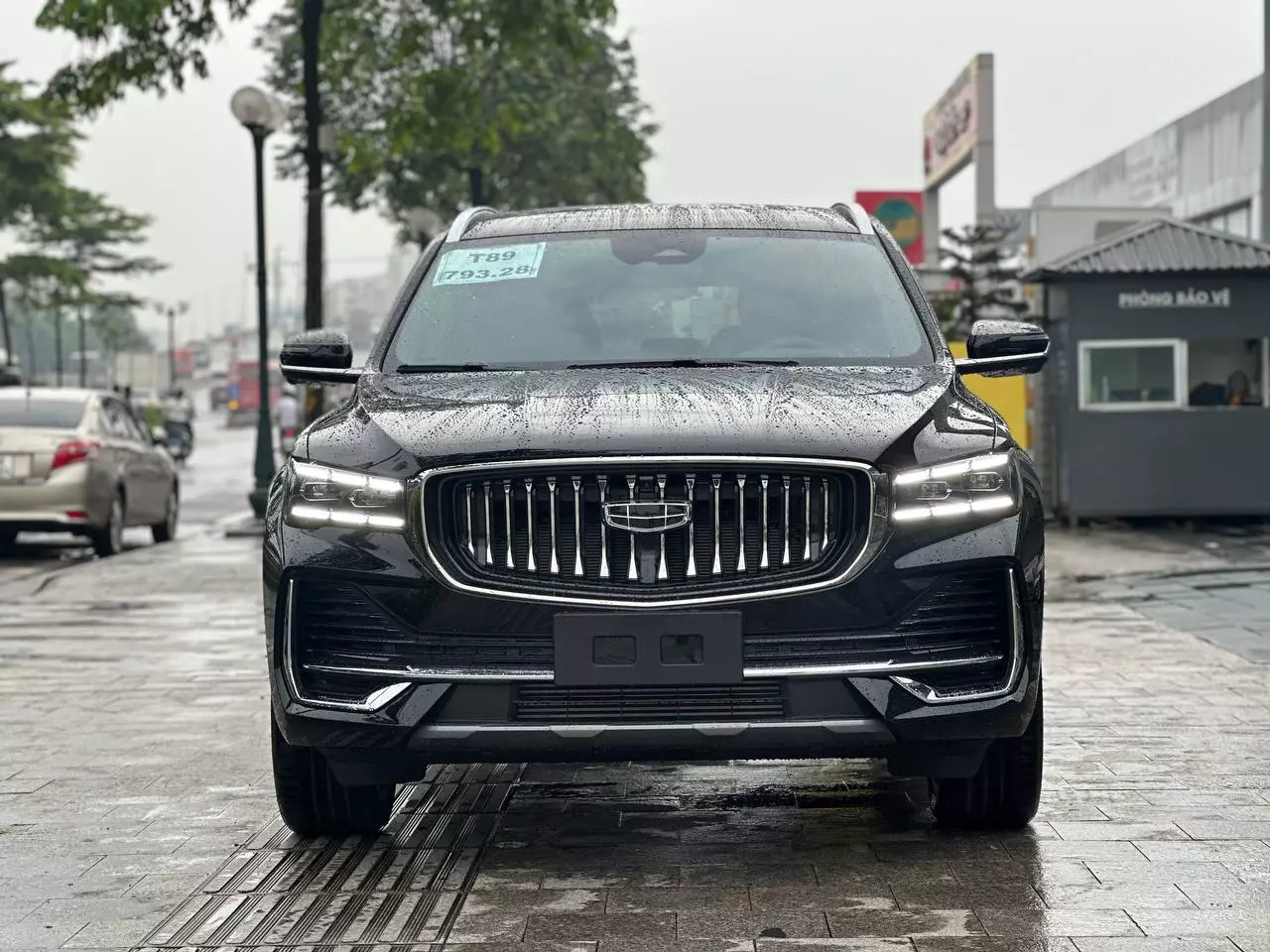 Mặt trước Monjaro nổi bật với lưới tản nhiệt viền chrome và hệ thống đèn pha LED có khả năng điều chỉnh độc lập.