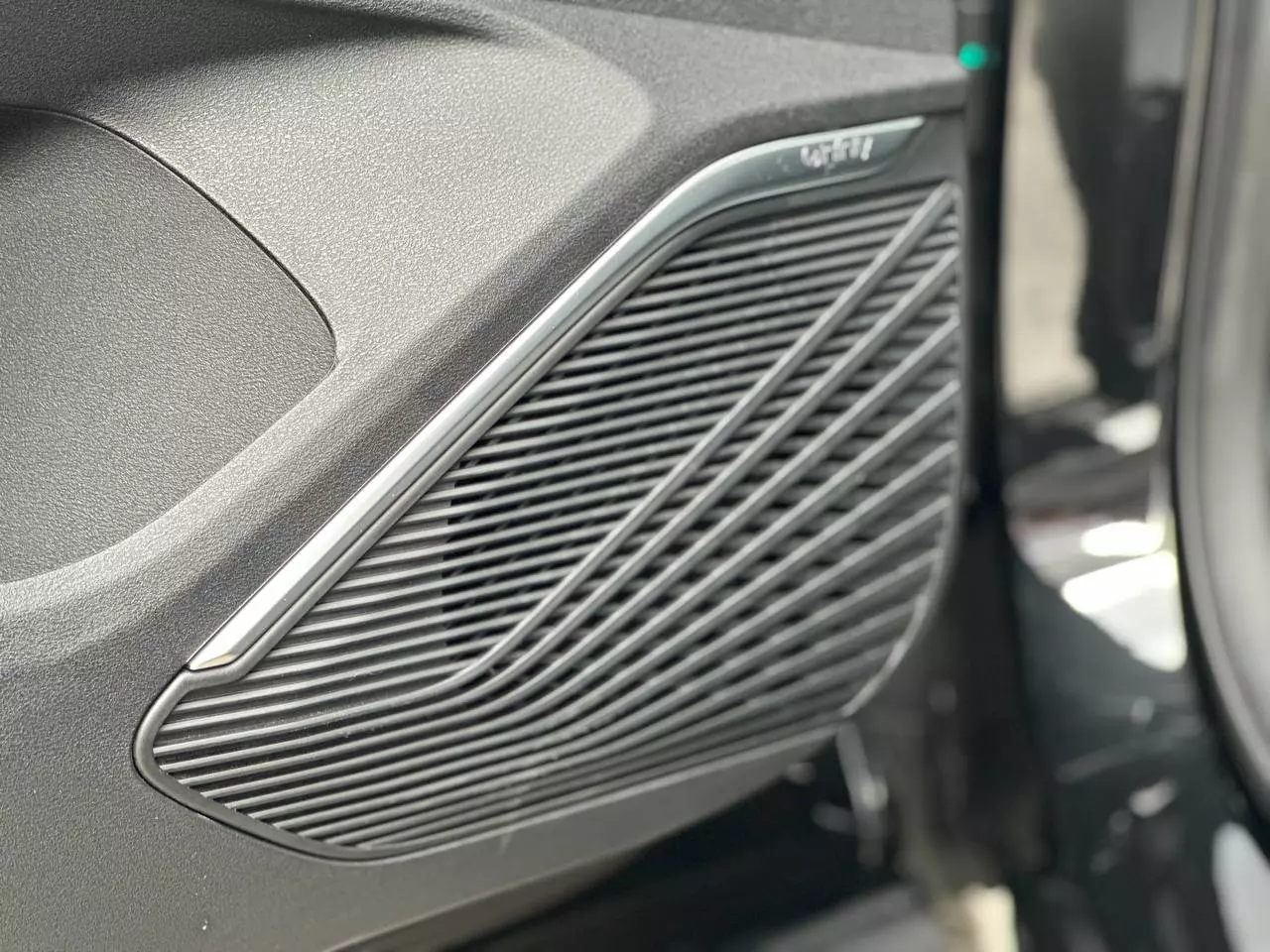 âm thanh cao cấp.