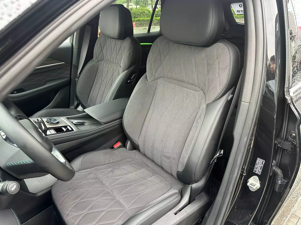 Toàn bộ ghế ngồi được bọc da công nghiệp Vinyl cao cấp với họa tiết thêu chỉ ô trám tinh tế. Ghế lái có thể điều chỉnh điện 8 hướng.