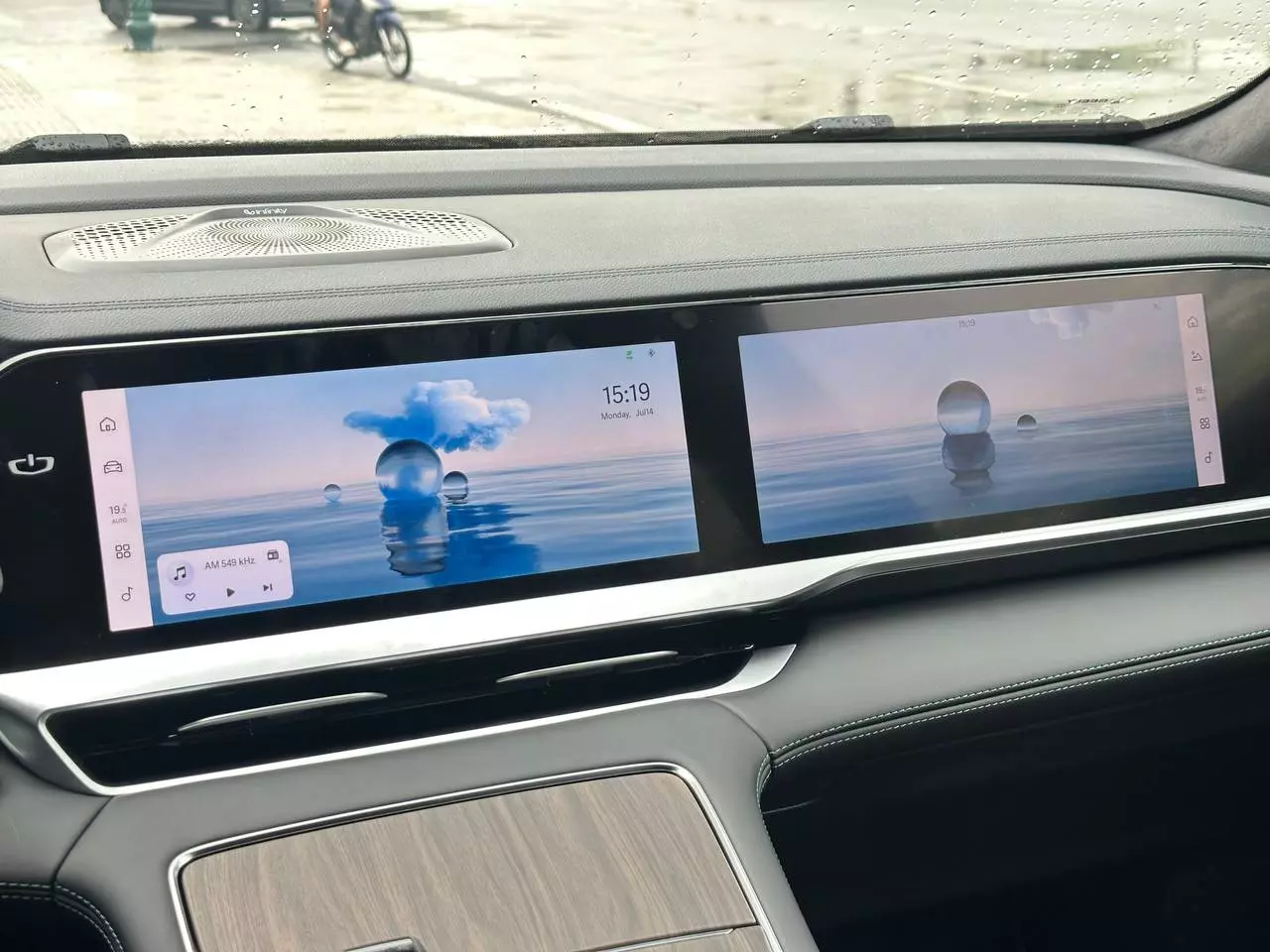 Hệ thống màn hình kép 12,3 inch bao gồm màn hình trung tâm và màn hình riêng cho ghế phụ..