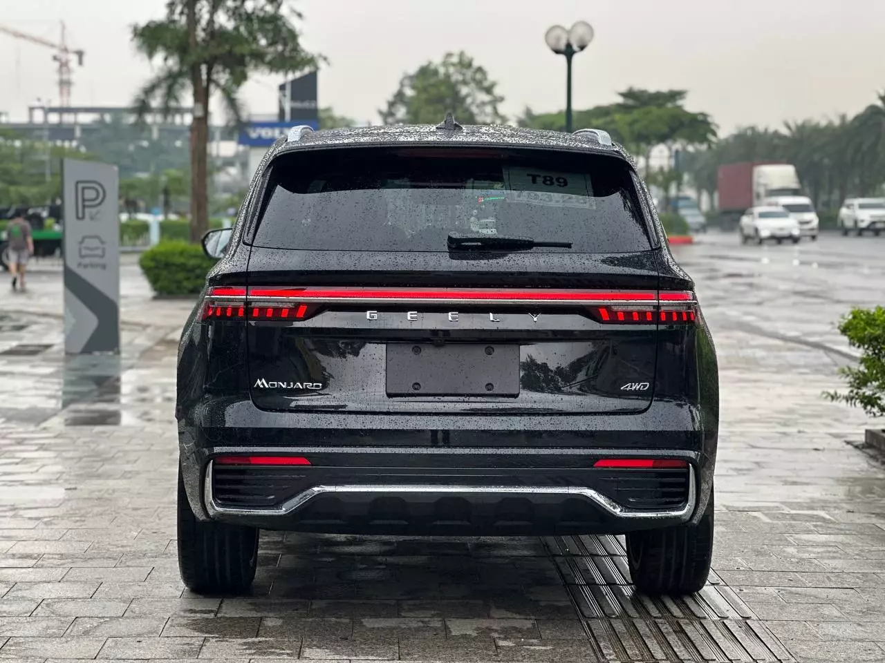 Đuôi xe Monjaro với thiết kế dải đèn LED hiện đại và cốp xe có thể đóng mở bằng điện.