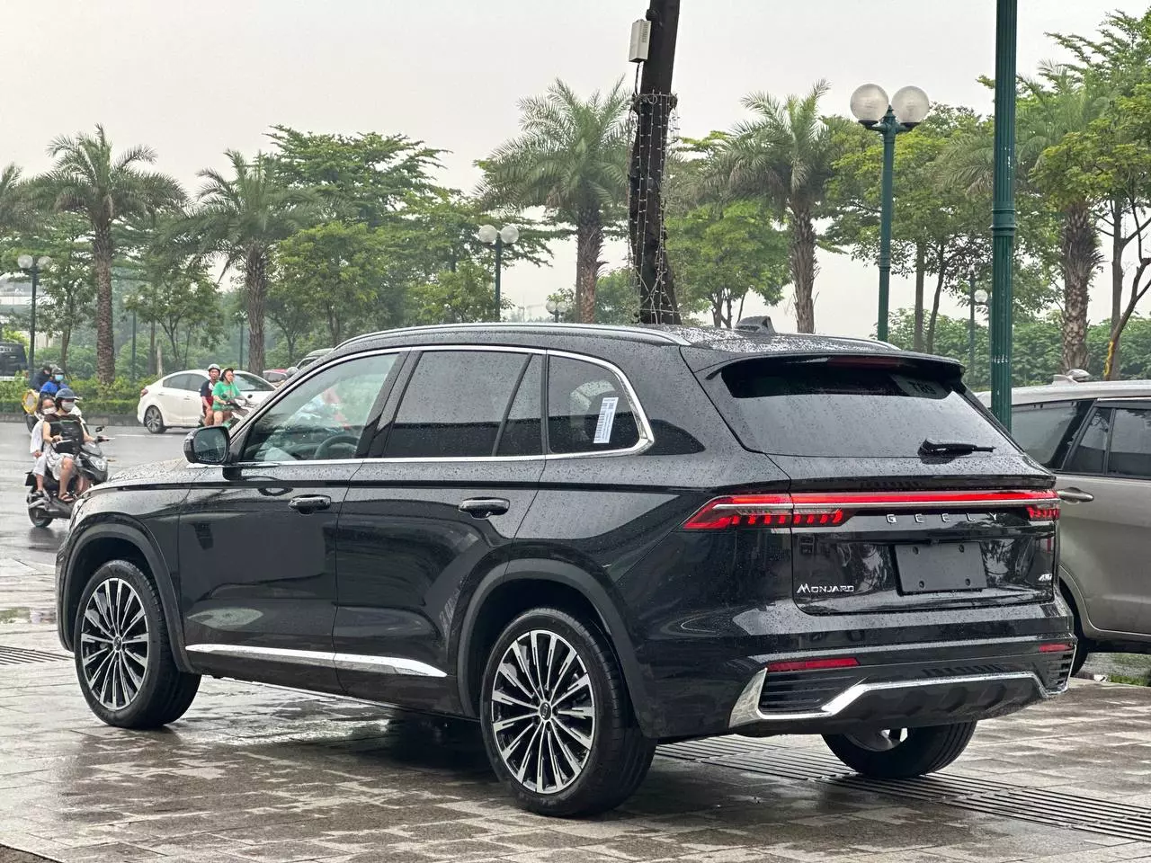 Geely Monjaro được trang bị hệ thống hỗ trợ lái xe nâng cao (ADAS) với camera 360 độ và các tính năng an toàn thông minh..