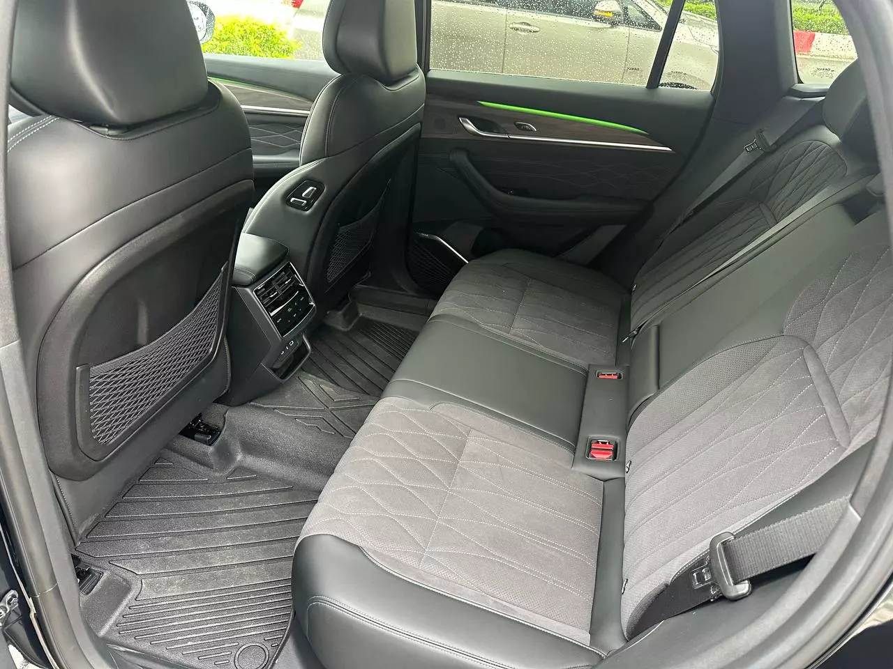 Hàng ghế sau rộng rãi, tạo sự thoải mái cho hành khách.