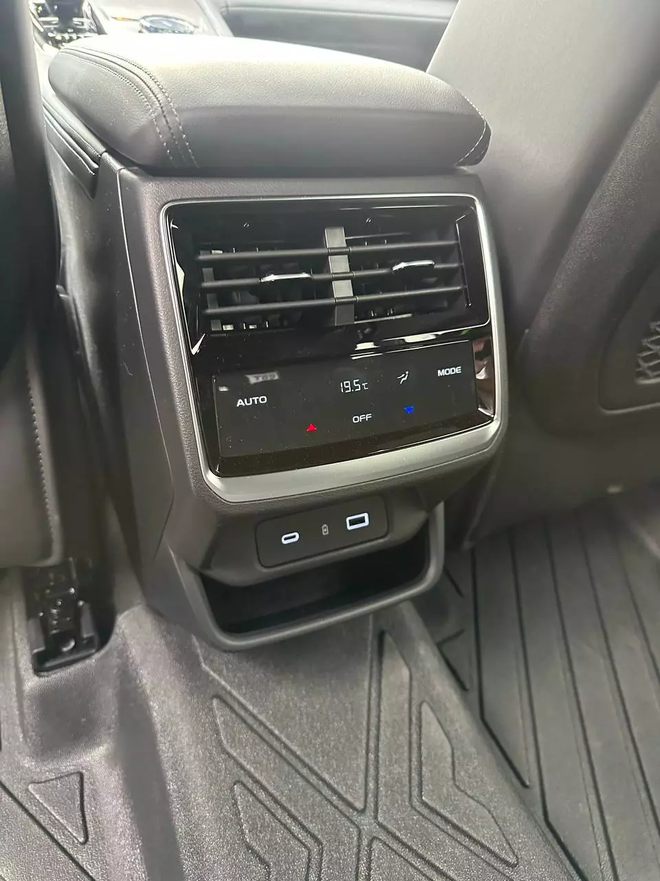 Cửa gió điều hòa hàng ghế sau.