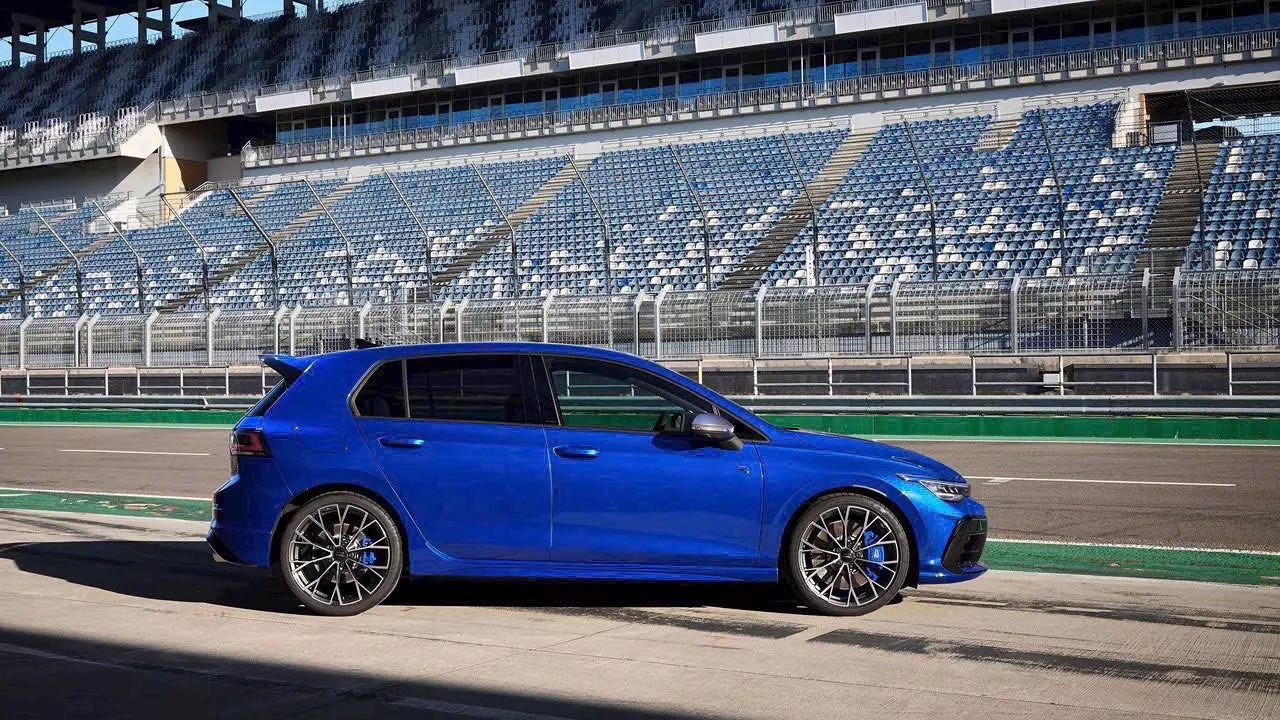 Volkswagen Golf có kích thước tương đương xe cỡ B. 1