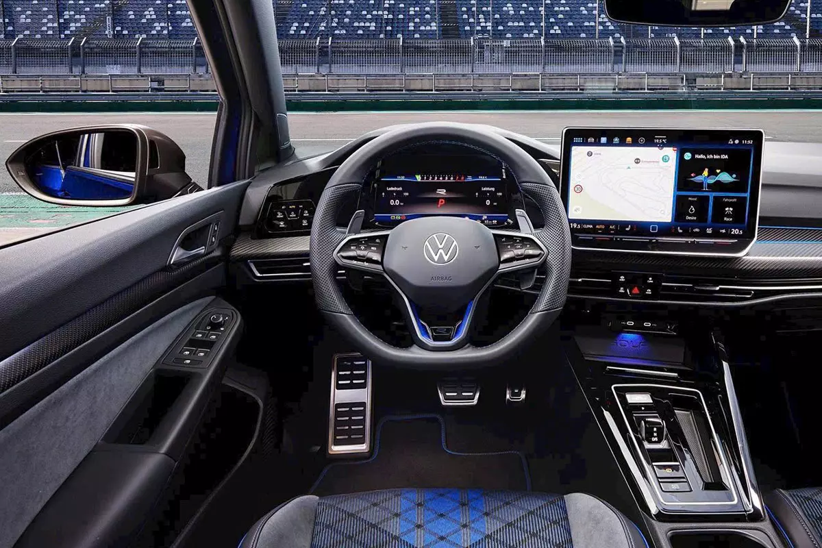 Nội thất của Volkswagen Golf hiện đại, thể thao 1