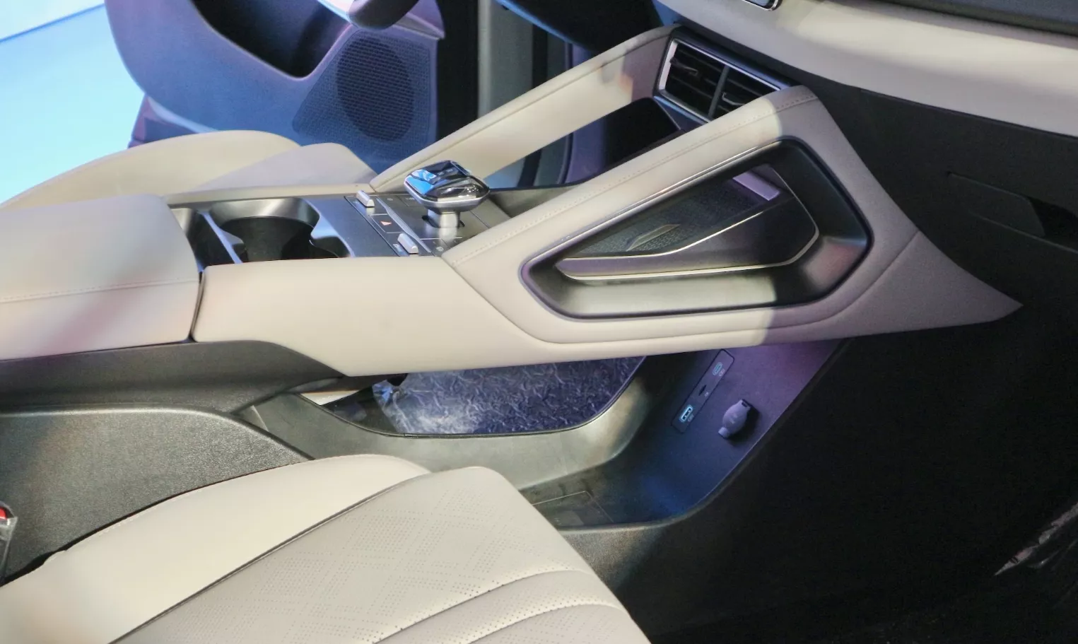 Cần số thiết kế kim cương tinh xảo Cần số thiết kế kim cương tinh xảo.