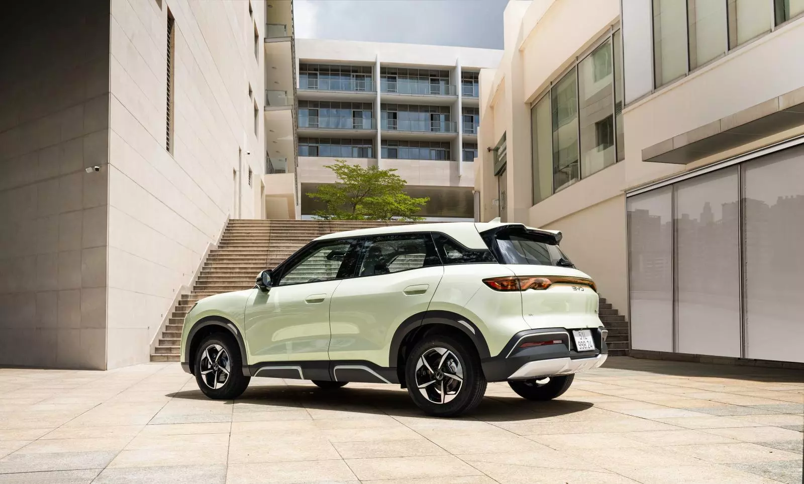 Thân xe với ốp nhựa tối màu kết hợp điểm nhấn sáng Thân xe với ốp nhựa tối màu kết hợp điểm nhấn sáng.