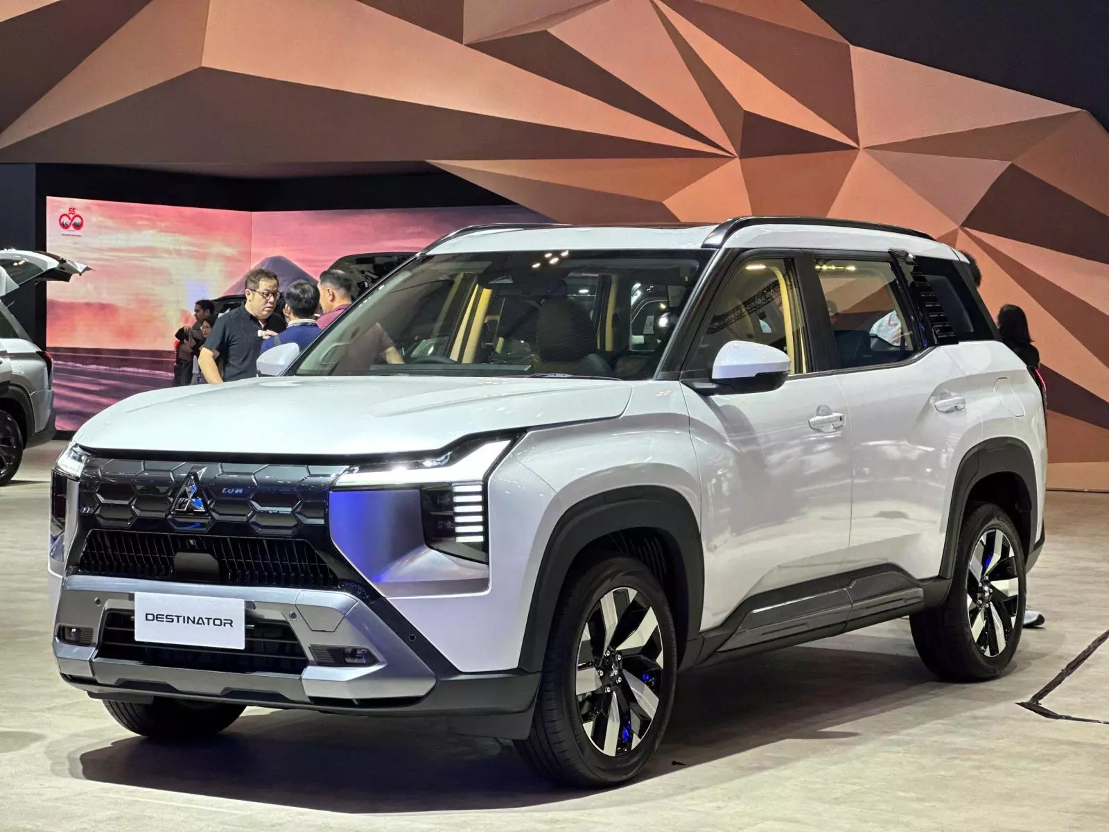 Cập nhật giá xe Mitsubishi Destinator . Cập nhật giá xe Mitsubishi Destinator