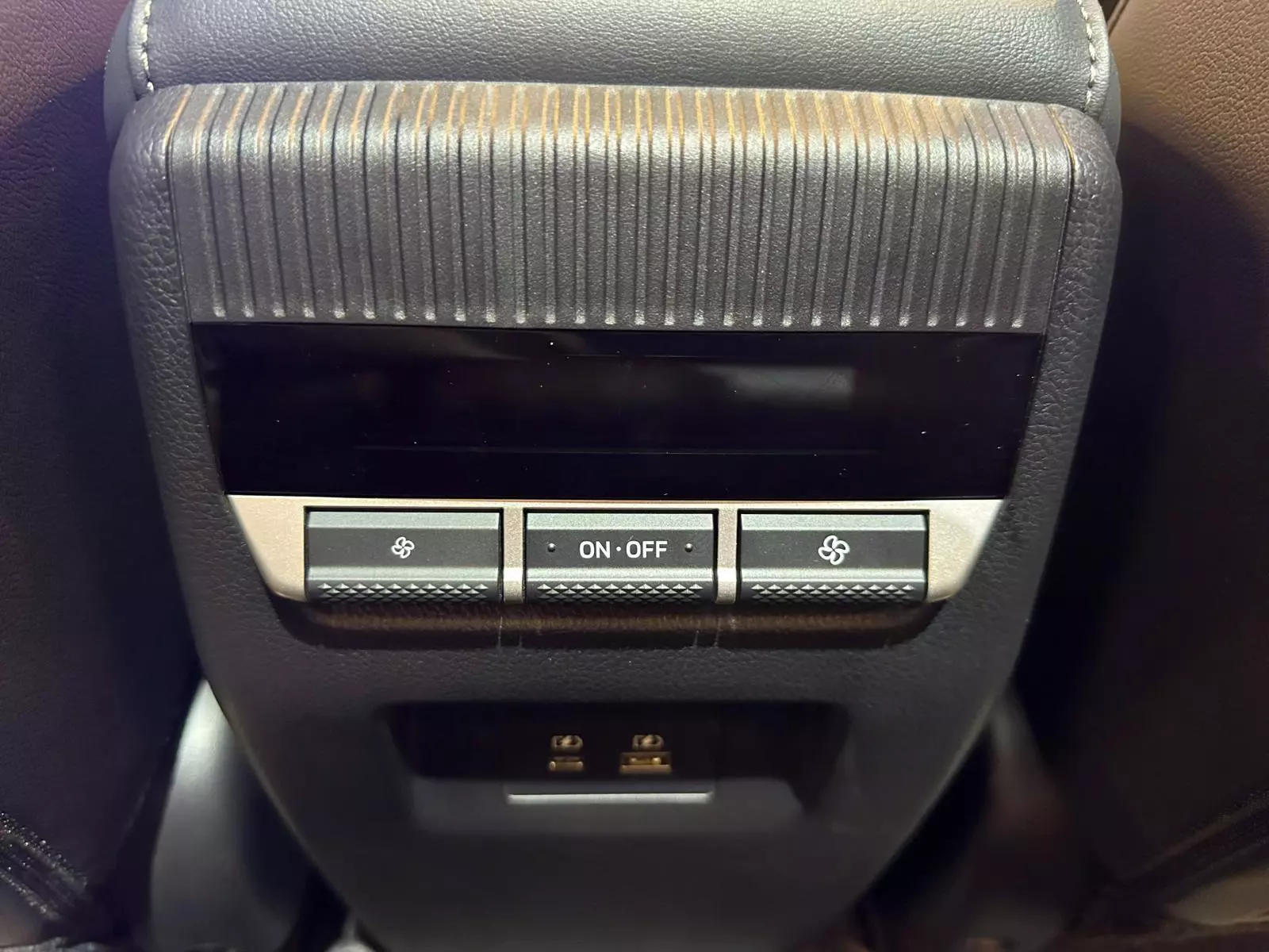 Cổng kết nối USB-A và USB-C có cho tất cả hàng ghế Cổng kết nối USB-A và USB-C có cho tất cả hàng ghế.