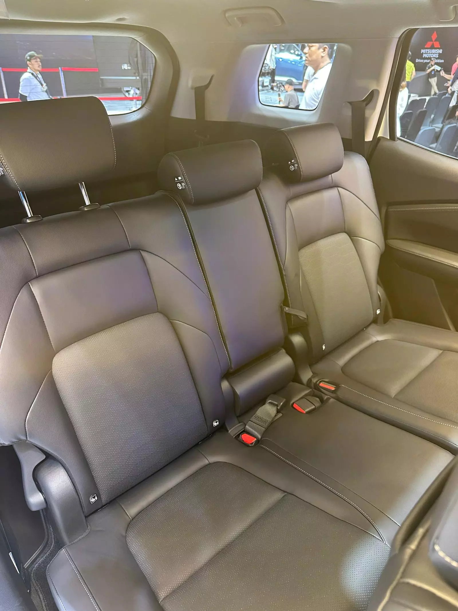 Hàng ghế thứ 3 Hàng ghế thứ 3.