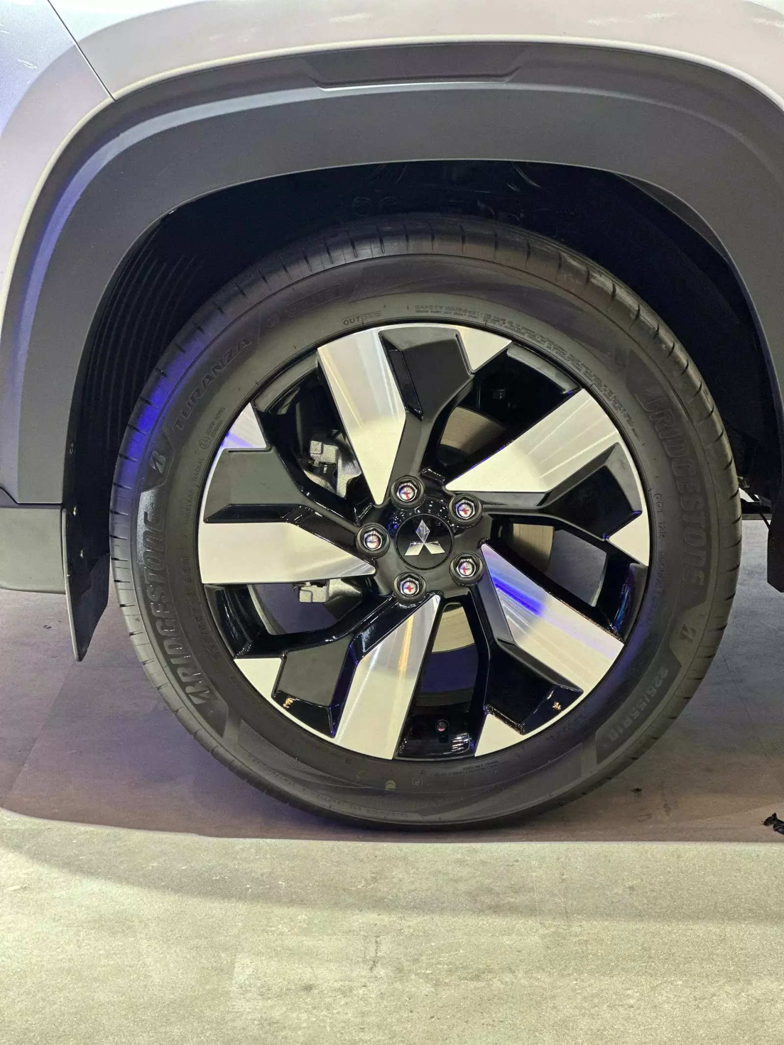 La-zăng 18 inch phối 2 tông màu thể thao trên bản Ultimate La-zăng 18 inch phối 2 tông màu thể thao trên bản Ultimate