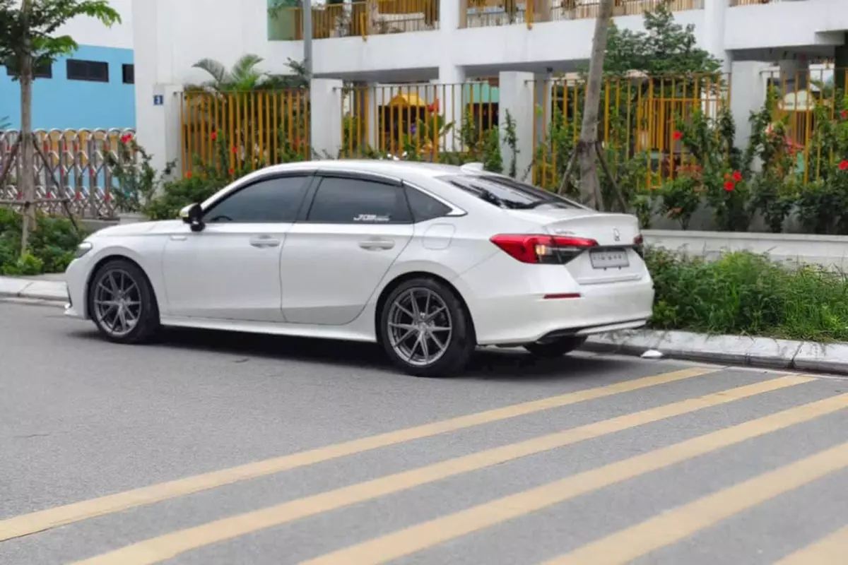 Honda Civic 2021 đã qua sử dụng có giá mềm hơn xe cũ. 1