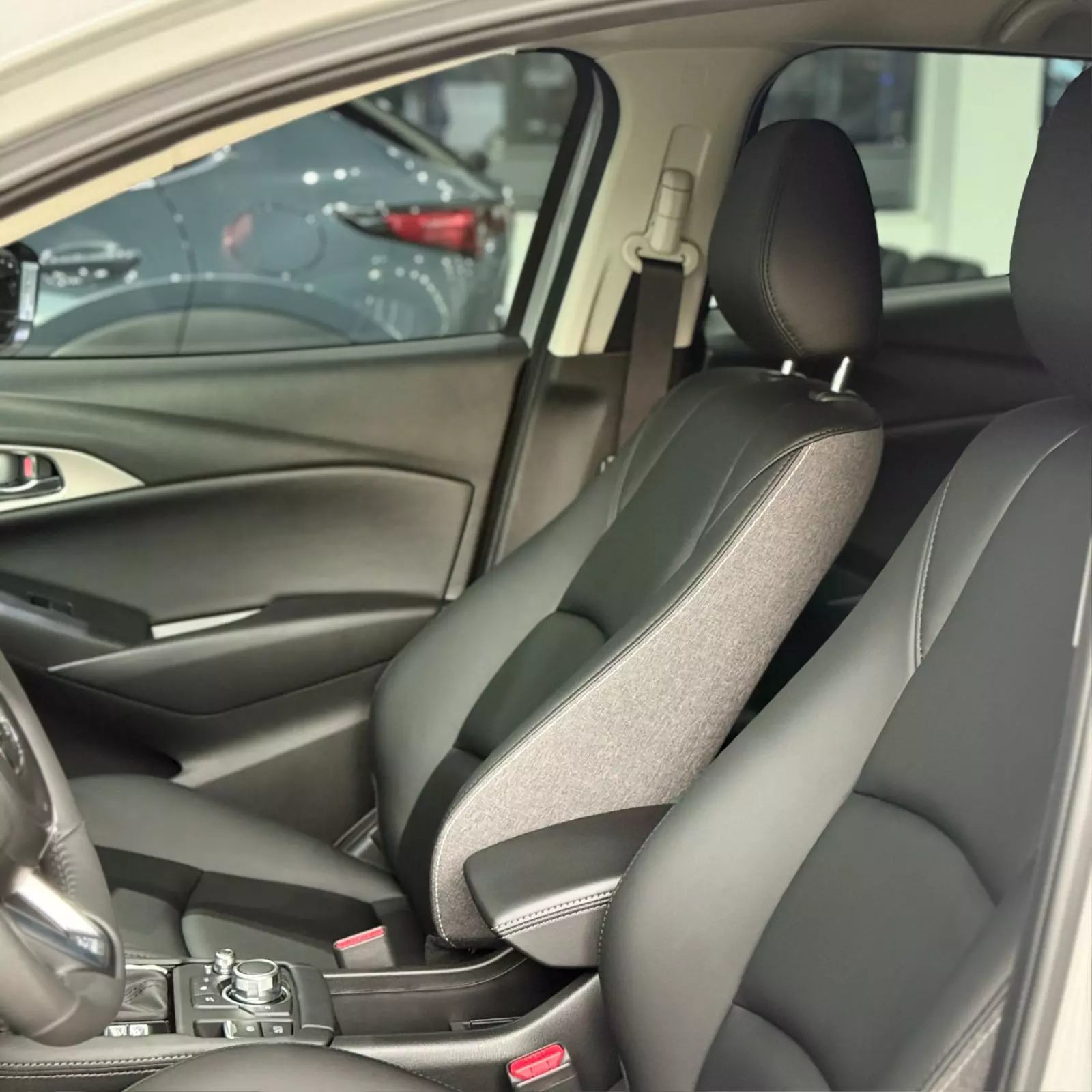 Hàng ghế đầu của xe Mazda CX-3 Hàng ghế đầu của xe Mazda CX-3 .