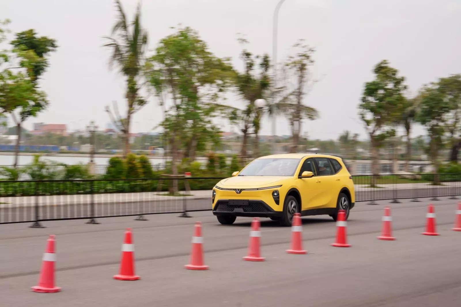 xe VinFast Limo Green: Động cơ, vận hành.