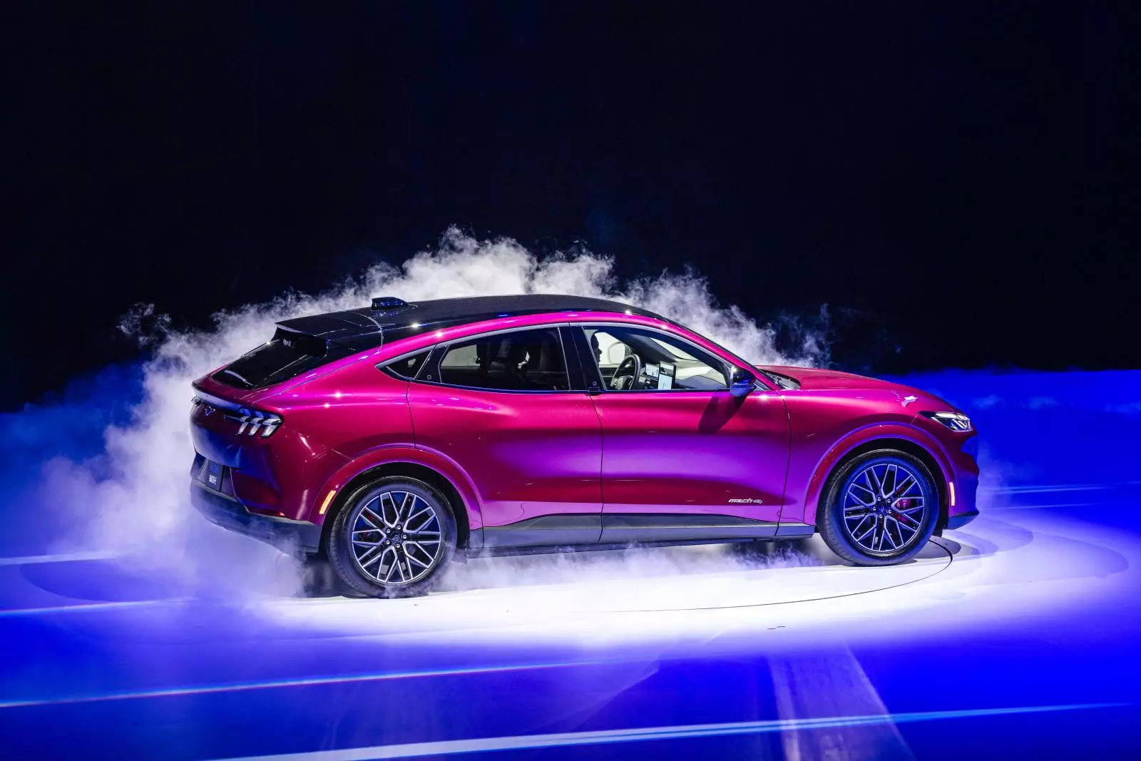 Ford Mustang Mach-E màu đỏ khi nhìn ngang