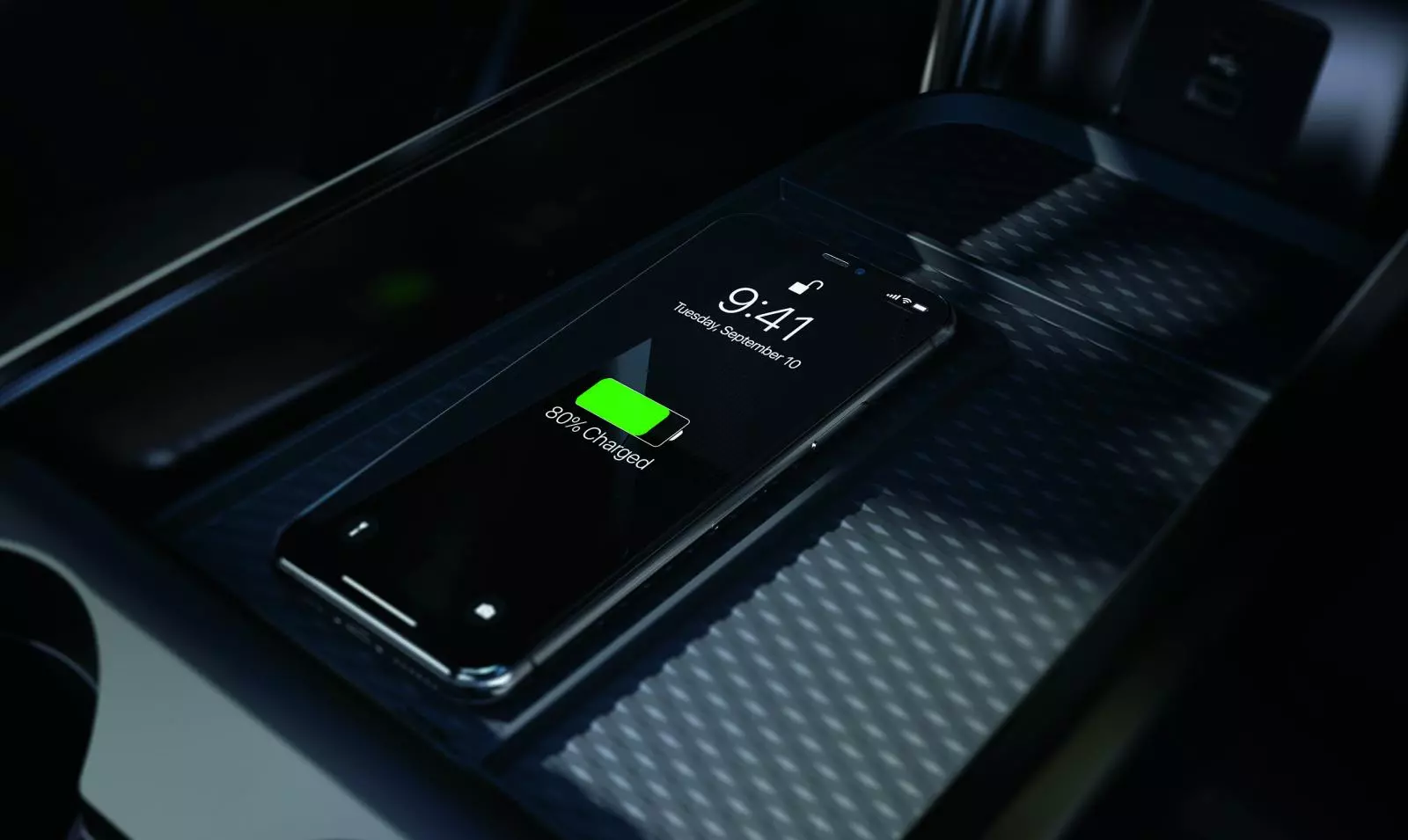 Sạc điện thoại không dây trên Ford Mustang Mach-E.