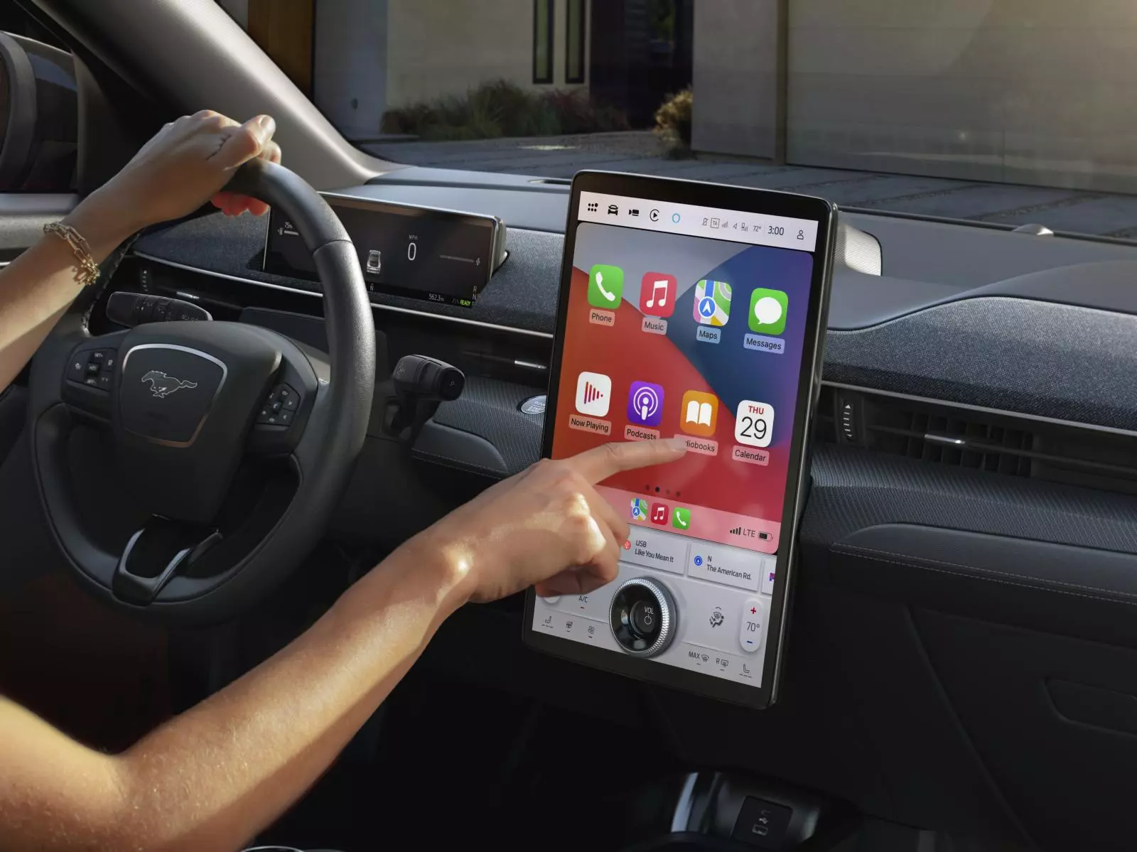 Khoang lái Ford Mustang Mach-E nổi bật với màn hình trung tâm 15,5 inch tích hợp hệ thống SYNC4 thế hệ mới.