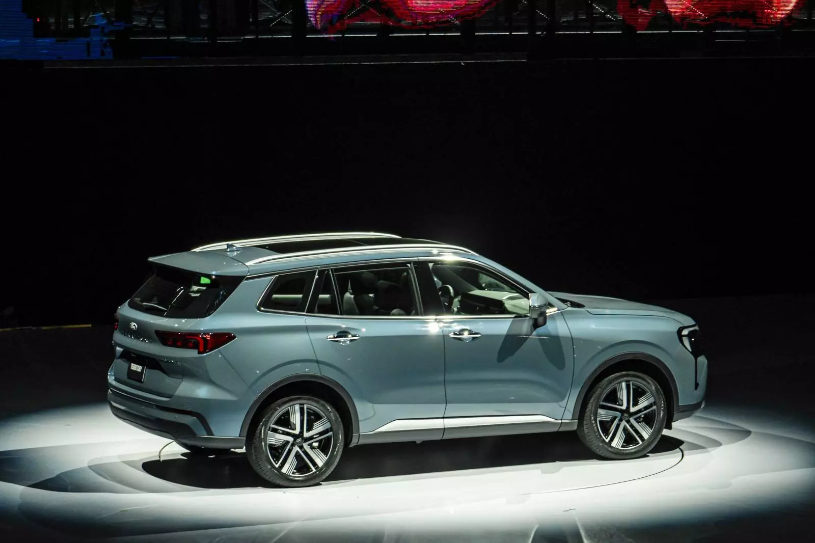 Cản sau tích hợp ốp đen thể thao.