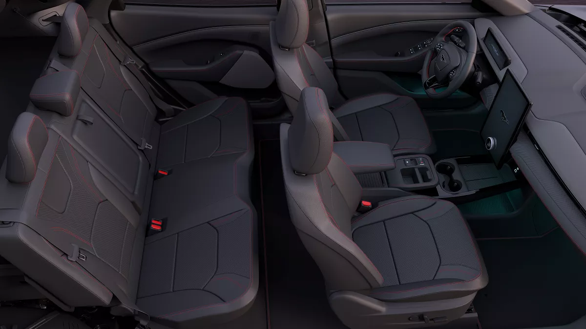 Ford Mustang Mach-E có cấu hình 2 hàng ghế với 5 chỗ ngồi.