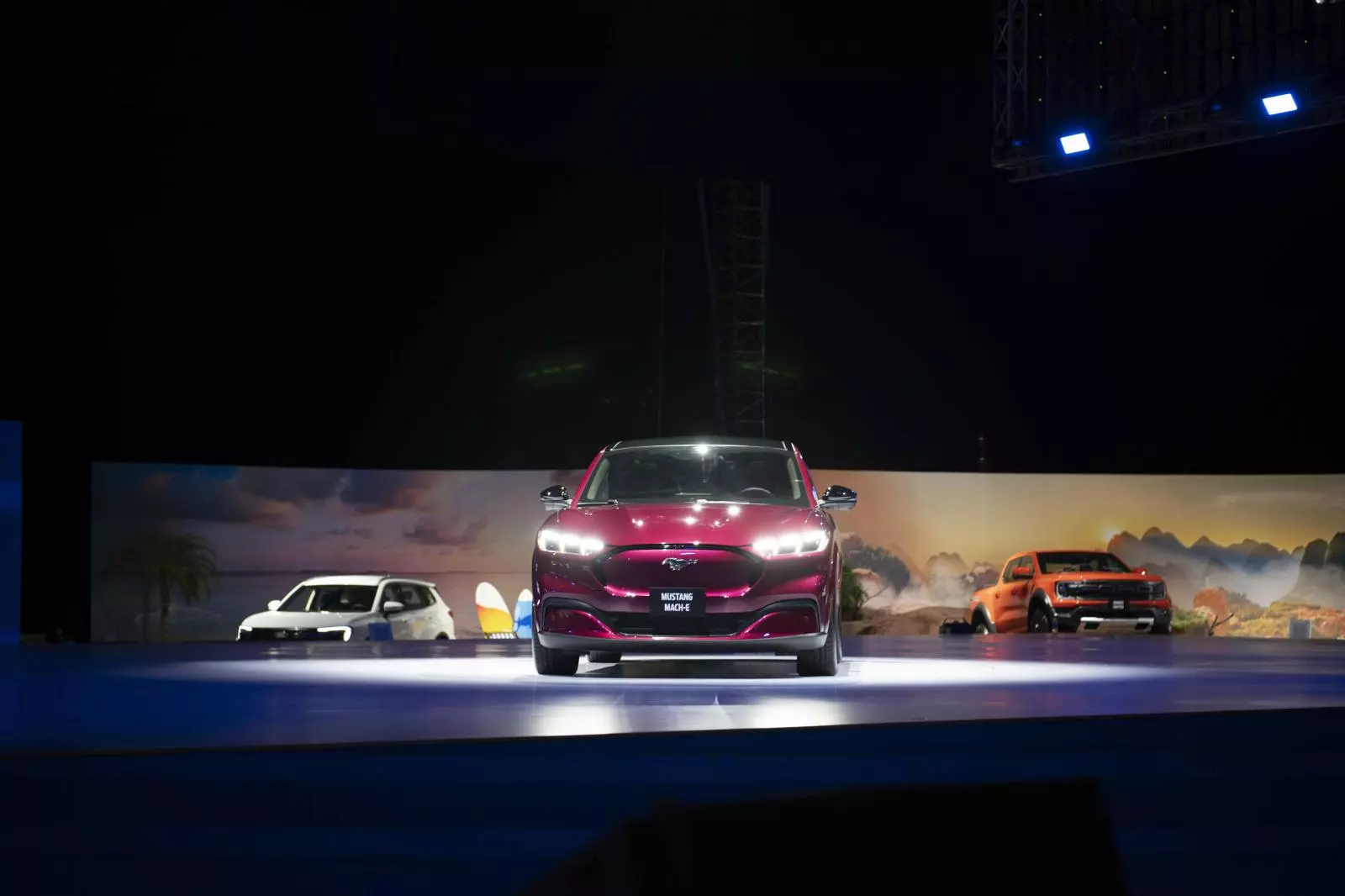 logo con ngựa nổi bật ở trung tâm. Cụm đèn chiếu sáng chính dạng full LED..