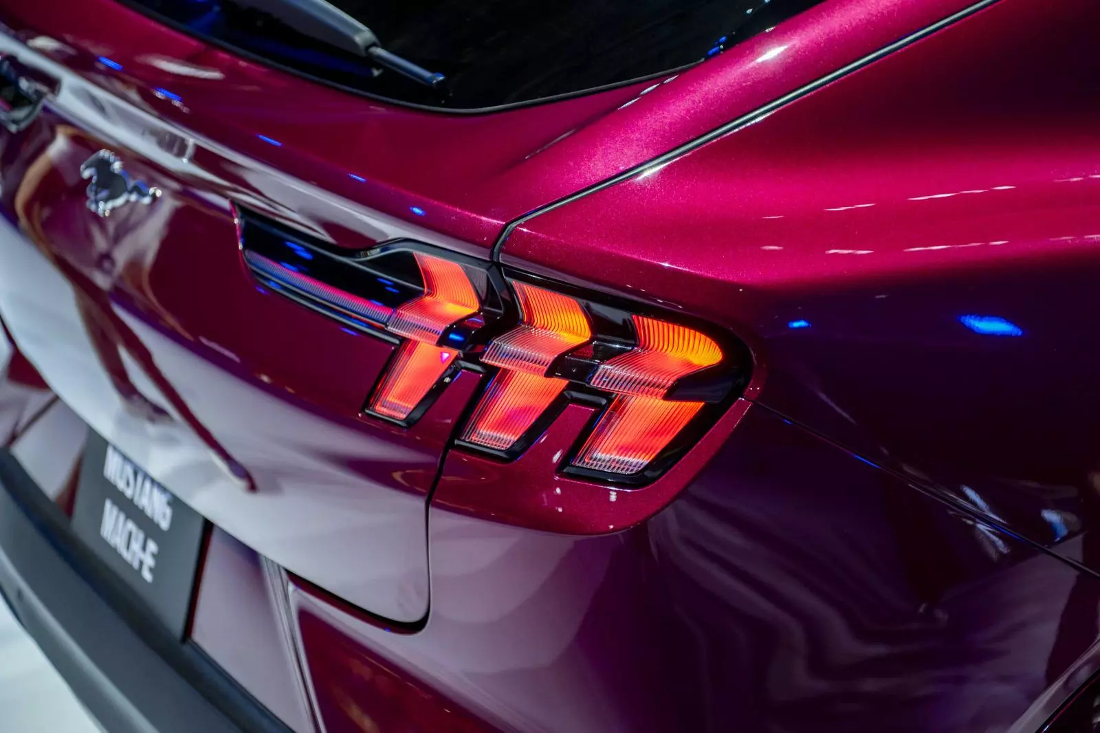 Cụm đèn hậu LED tạo hình 3 dải độc lập, lấy cảm hứng từ dòng xe cơ bắp Ford Mustang chạy xăng.