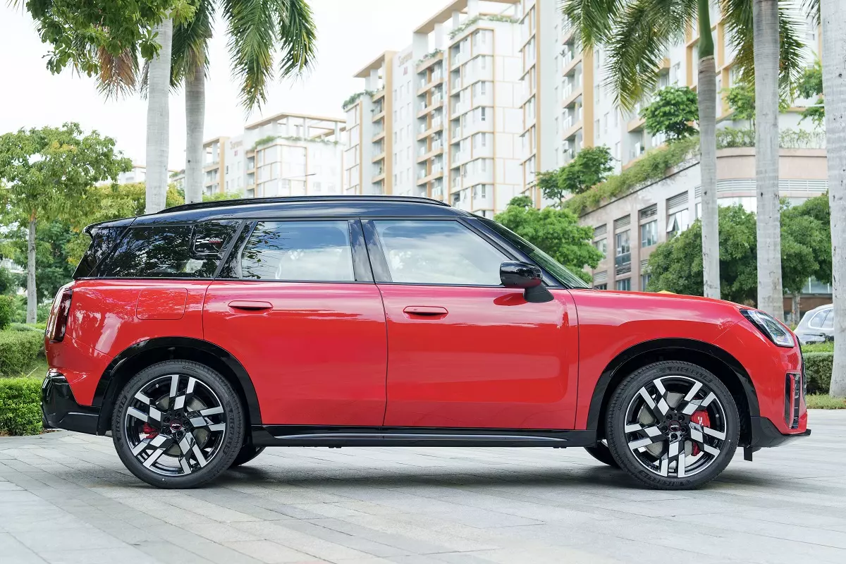 Động cơ tăng áp TwinTurbo 2.0 trên JCW cho sức mạnh lên tới 317 mã lực Động cơ tăng áp TwinTurbo 2.0 trên JCW cho sức mạnh lên tới 317 mã lực.