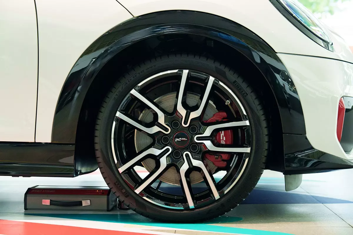 la-zăng kích thước lên tới 18 inch kiểu Lap Spoke 2-tone và phanh hiệu năng cao màu đỏ đẹp mắt la-zăng kích thước lên tới 18 inch kiểu Lap Spoke 2-tone và phanh hiệu năng cao màu đỏ đẹp mắt.