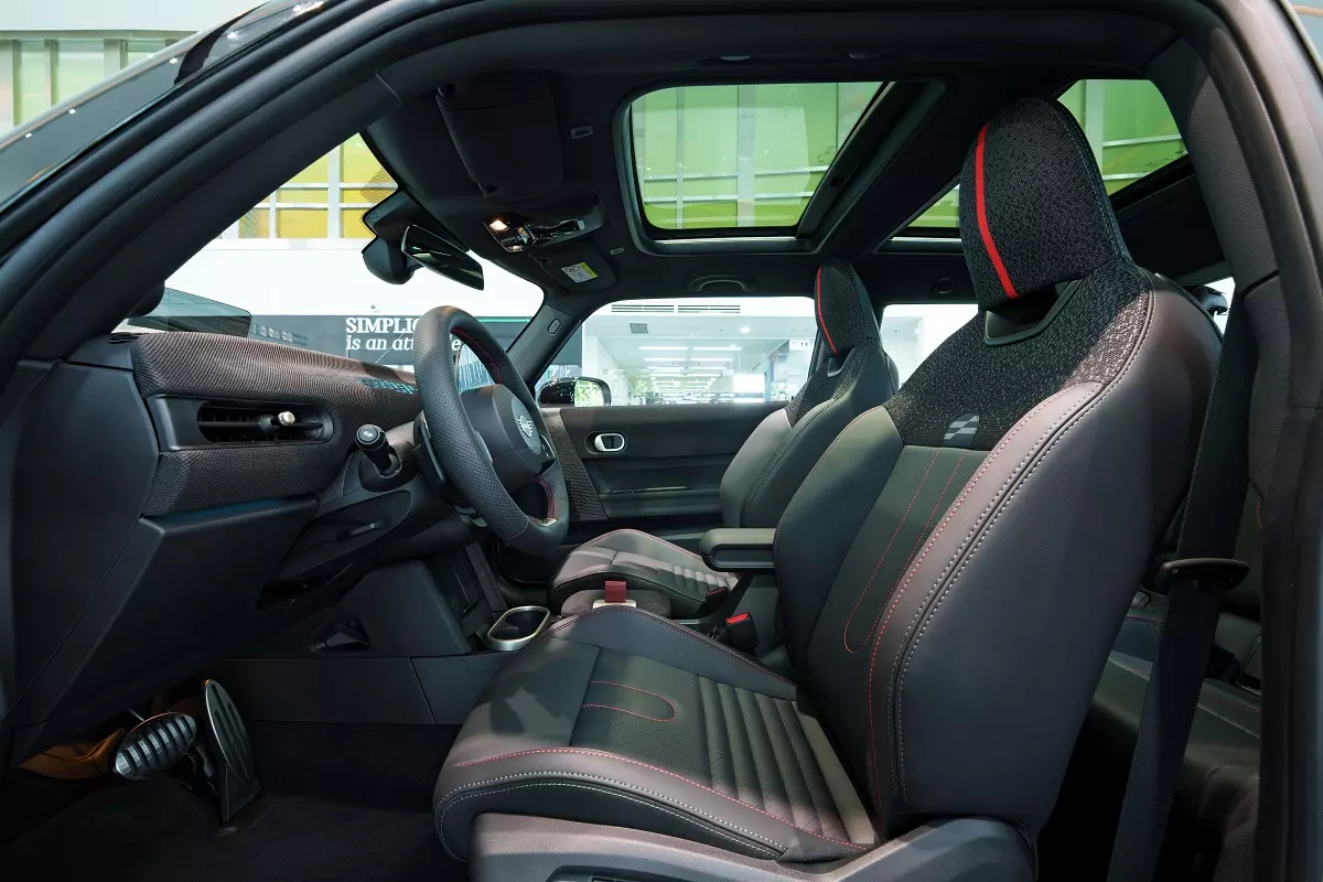 Ghế thể thao John Cooper Works thiết kế ôm sát cơ thể Ghế thể thao John Cooper Works thiết kế ôm sát cơ thể.