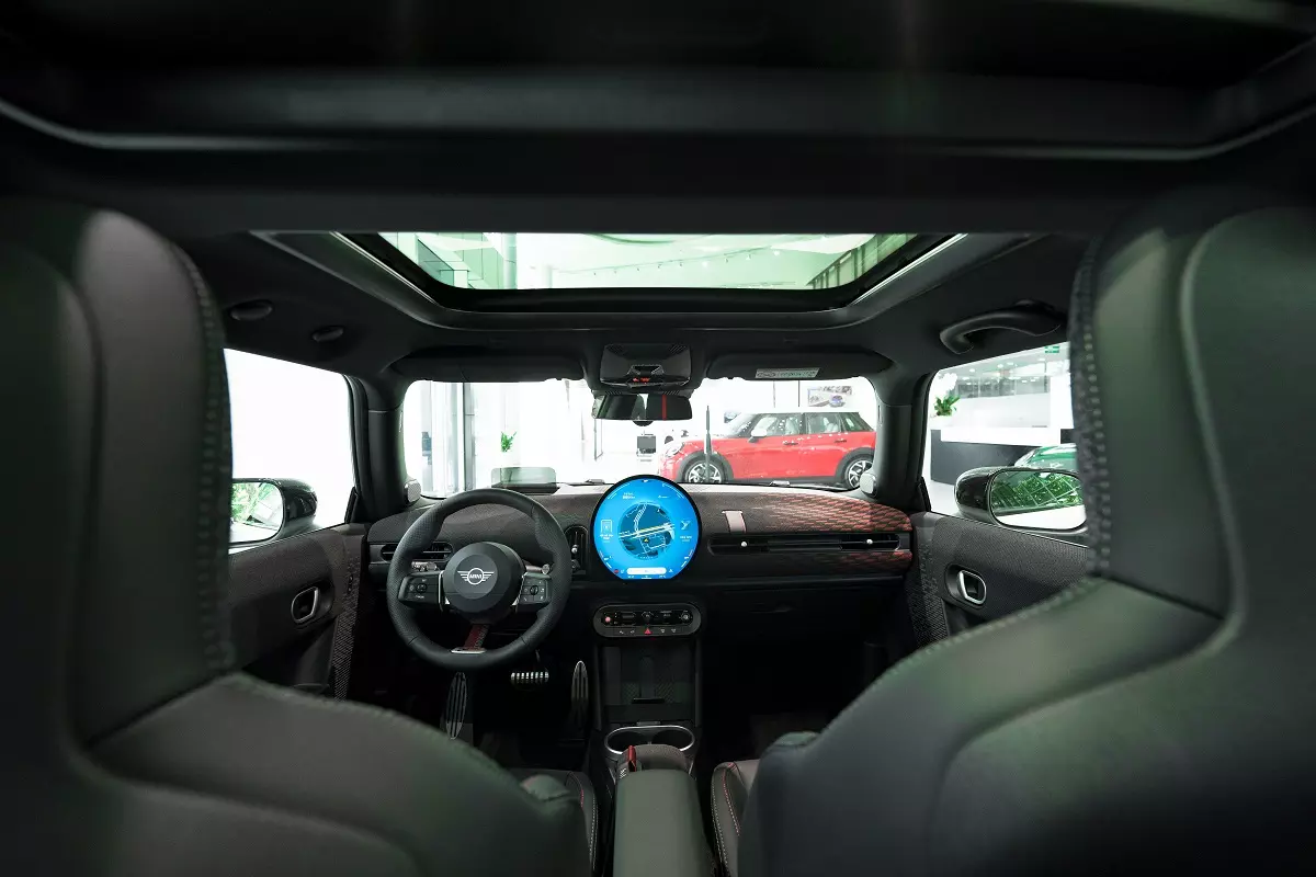 Nội thất bộ đôi MINI John Cooper Works thế hệ mới nổi bật với hai tông đen – đỏ thể thao Nội thất bộ đôi MINI John Cooper Works thế hệ mới nổi bật với hai tông đen – đỏ thể thao.