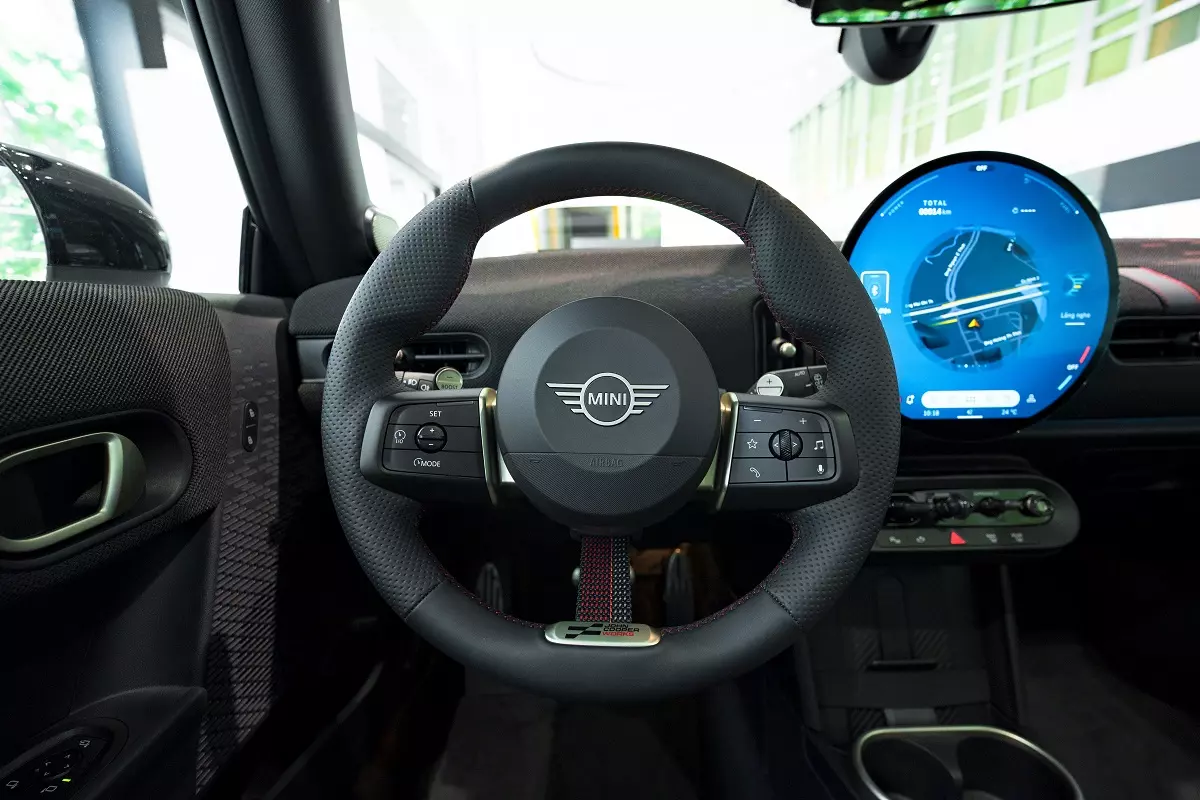 Vô lăng John Cooper Works bọc da đen, khâu chỉ đỏ cùng chấu bọc vải đen đỏ ở vị trí 6 giờ độc đáo. Vô lăng John Cooper Works bọc da đen, khâu chỉ đỏ cùng chấu bọc vải đen đỏ ở vị trí 6 giờ độc đáo..