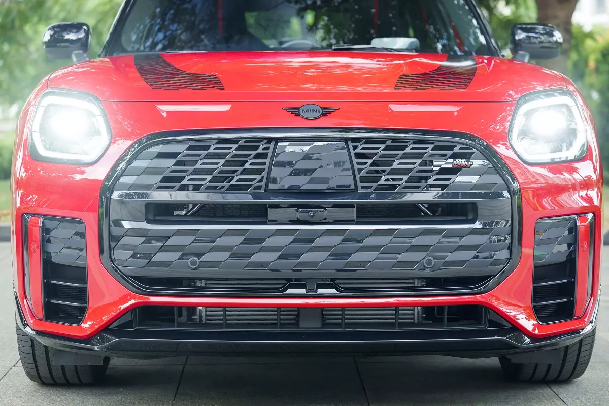 MINI John Cooper Works đậm chất thể thao với lưới tản nhiệt sơn đen MINI John Cooper Works đậm chất thể thao với lưới tản nhiệt sơn đen.