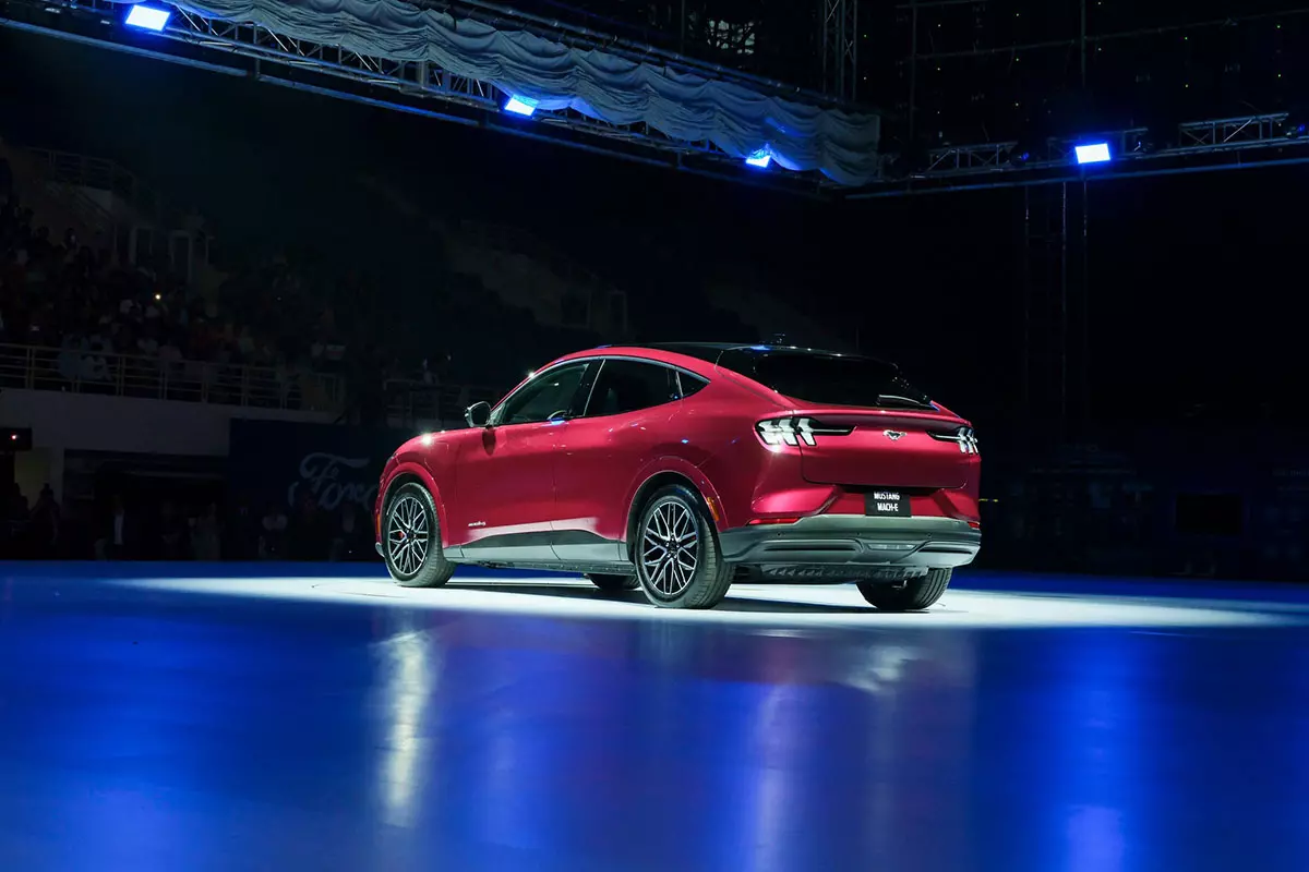 Ford Mustang Mach-E thiết kế theo dạng coupe SUV hiện đại. 1