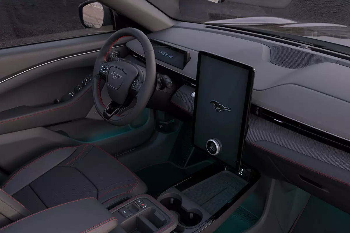 Nội thất Mustang Mach-E thiết kế tối giản với 5 chỗ ngồi  1