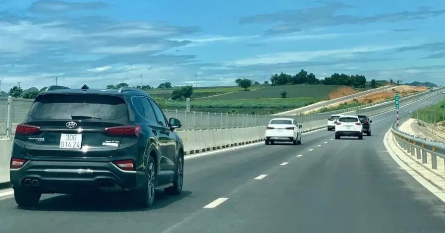 Với các chuyến đi chơi thong dong không nhất thiết phải bám làn trái - làn tốc độ cao.