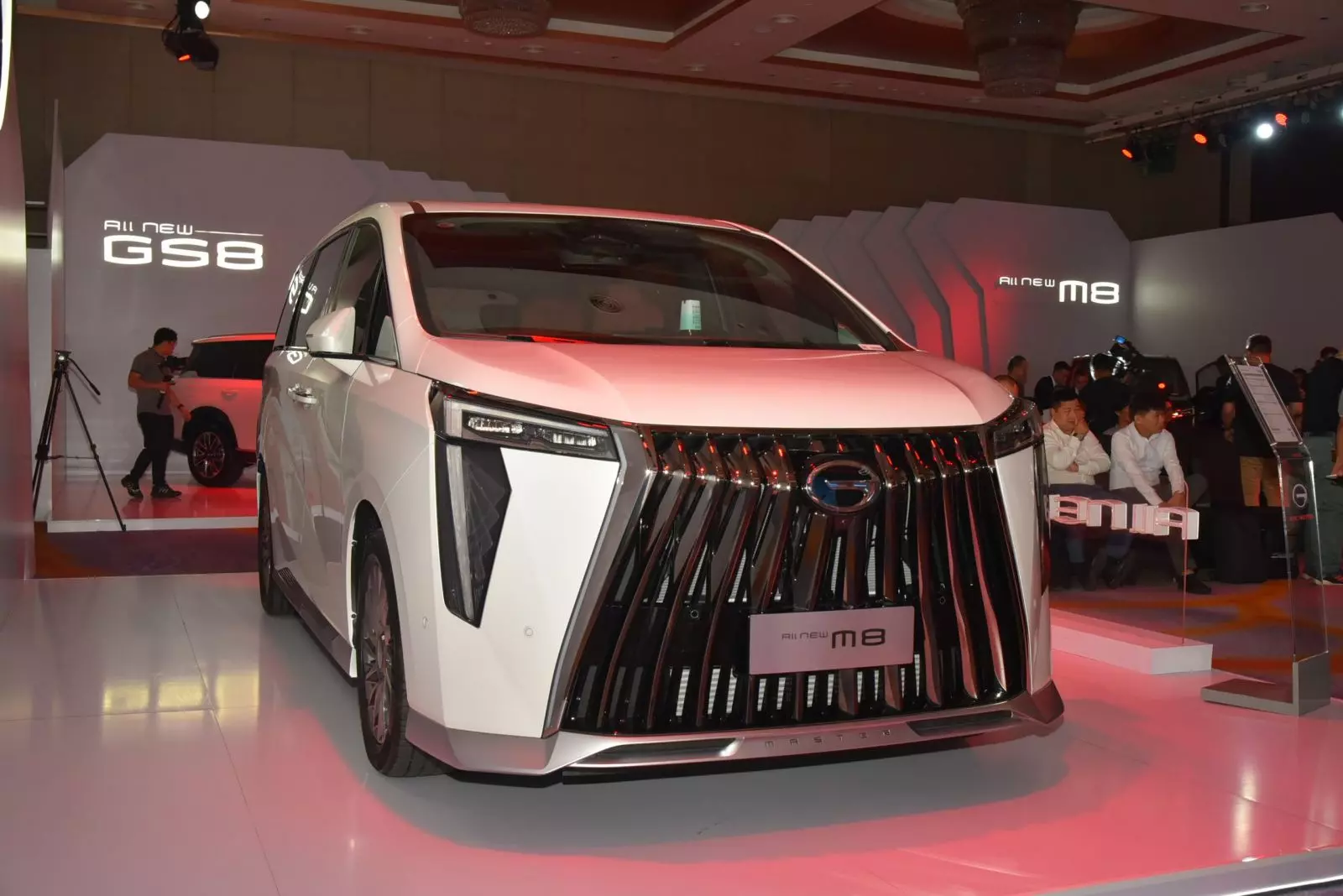 All-New M8 thu hút ngay từ cái nhìn đầu tiên với triết lý thiết kế mang đậm phong cách hoàng gia. Điểm nhấn ấn tượng nhất chính là lưới tản nhiệt được cấu thành từ 10 nan crôm thẳng đứng.