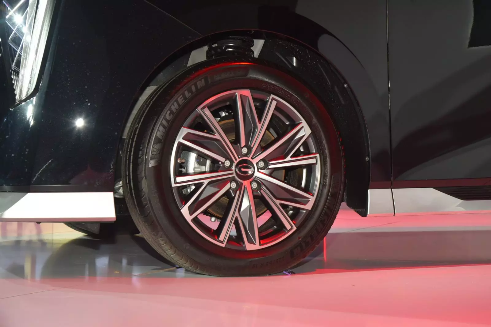La-zăng hợp kim 18 inch trên GAC M8.