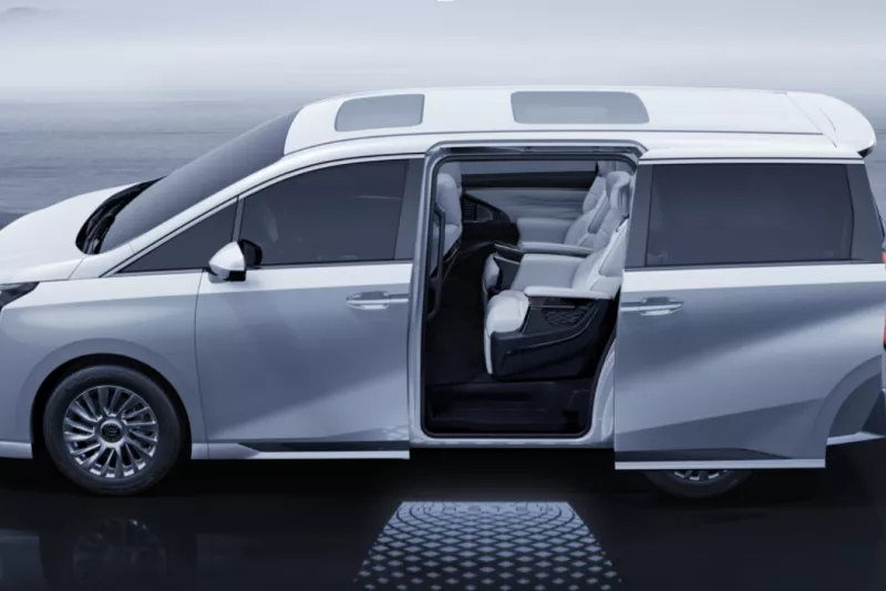 GAC M8 được trang bị cửa trượt điện hai bên với nhiều phương thức điều khiển linh hoạt cho cả tài xế và hành khách.