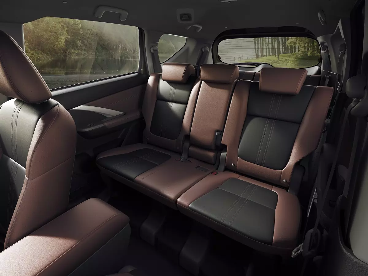 Xpander Cross là ghế hai tông màu đỏ/đen.