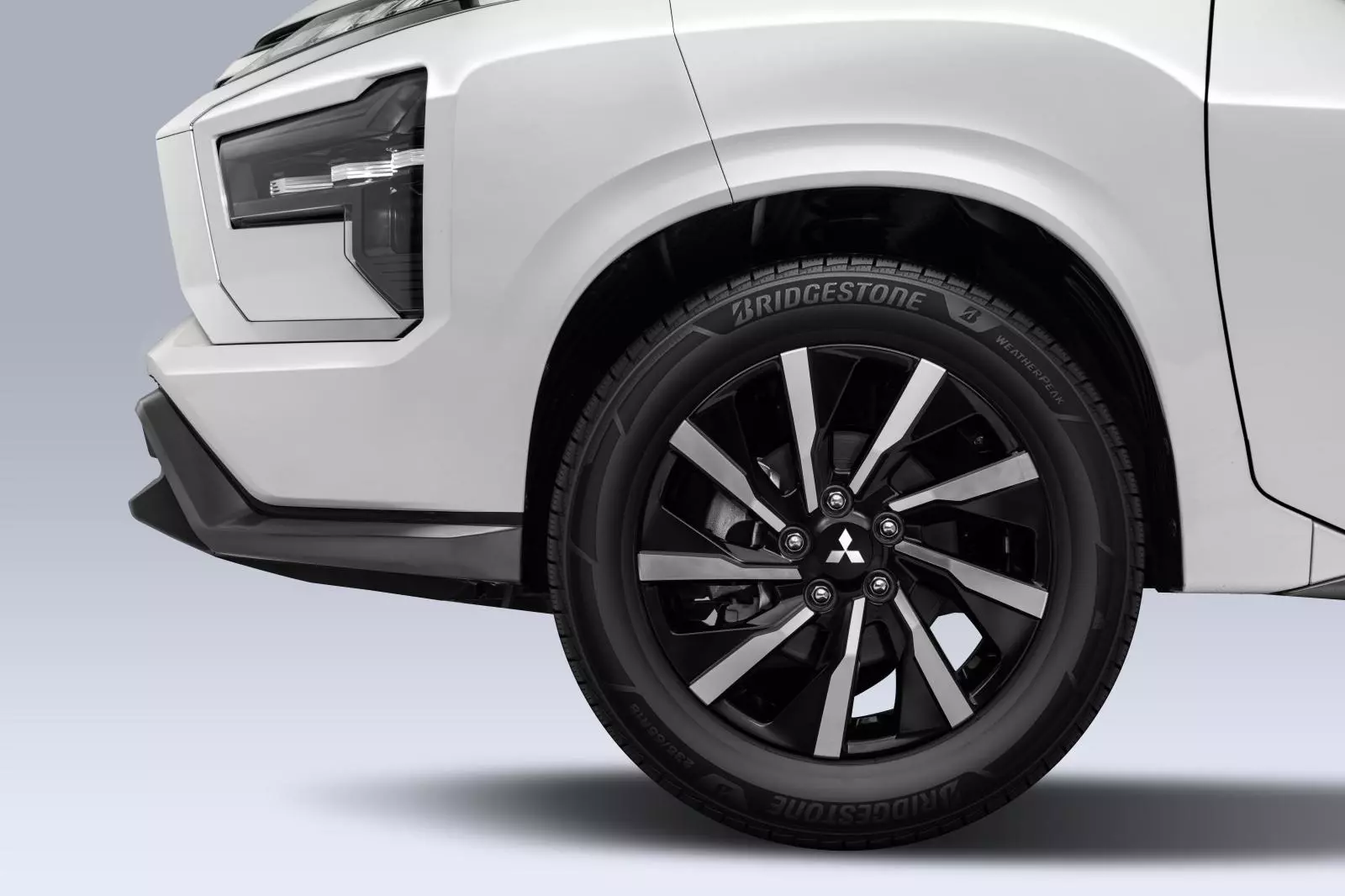 Mâm xe hợp kim 17 inch hai tông màu với thiết kế mới.