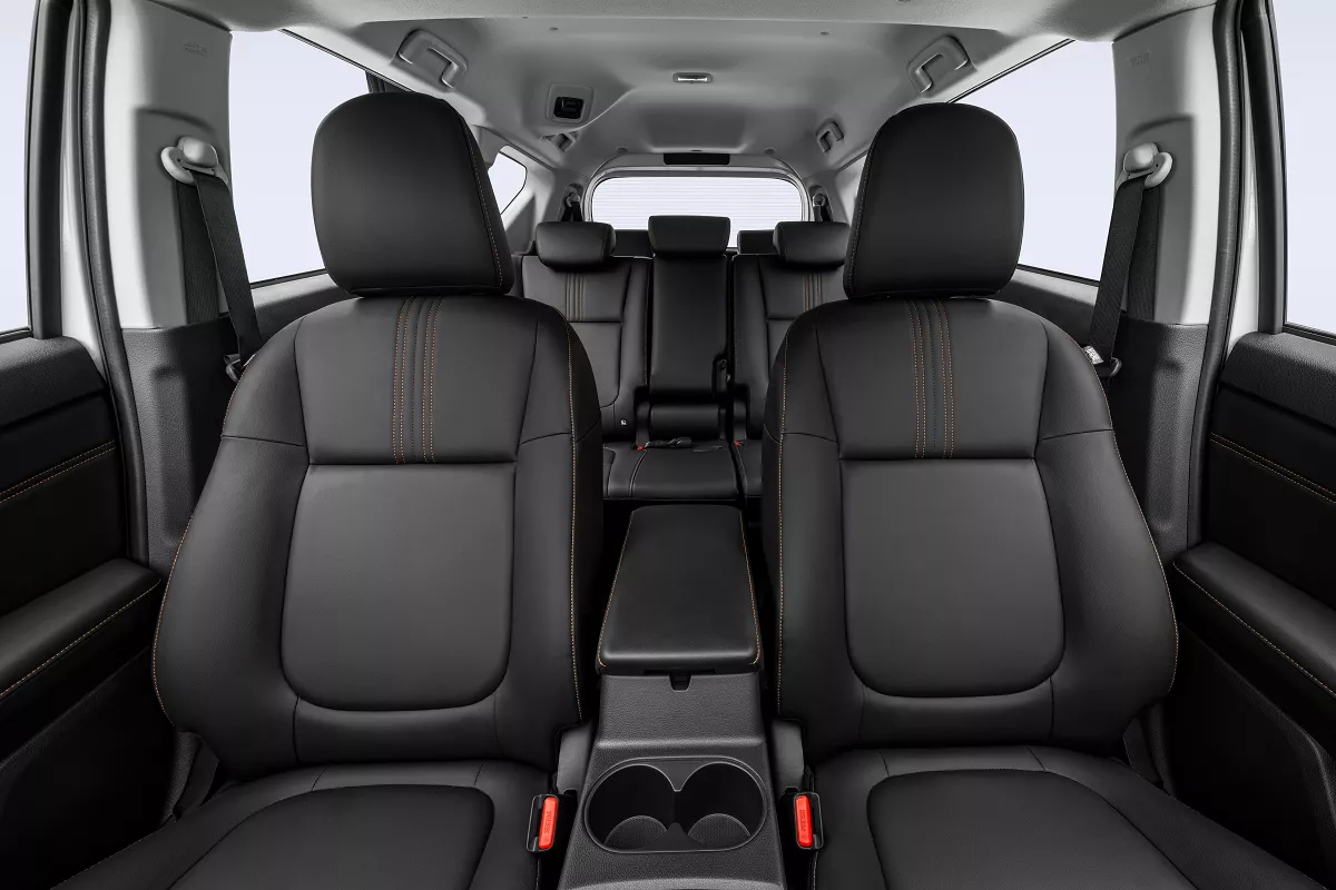 Ghế xe Mitsubishi Xpander bọc da màu đen.