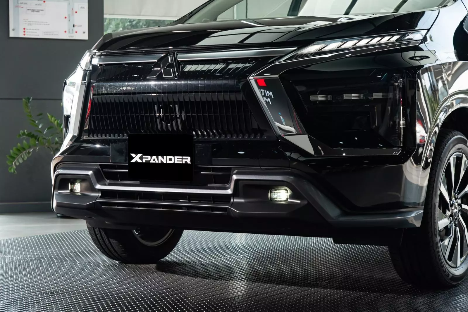 Lưới tản nhiệt to bản, sơn đen bóng họa tiết nan dọc.