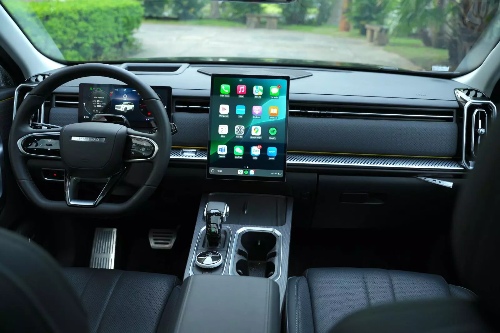 Bên trong khoang lái, J7 AWD Individual thể hiện sự cân bằng giữa tính thực tiễn và sang trọng Bên trong khoang lái, J7 AWD Individual thể hiện sự cân bằng giữa tính thực tiễn và sang trọng.